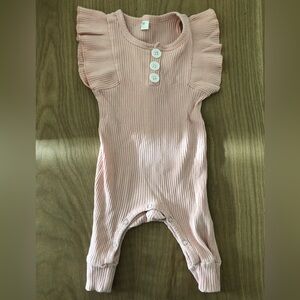 Baby girl|Pastel pink ribbed jumpsuit in short sleeve with ruffles & cute button